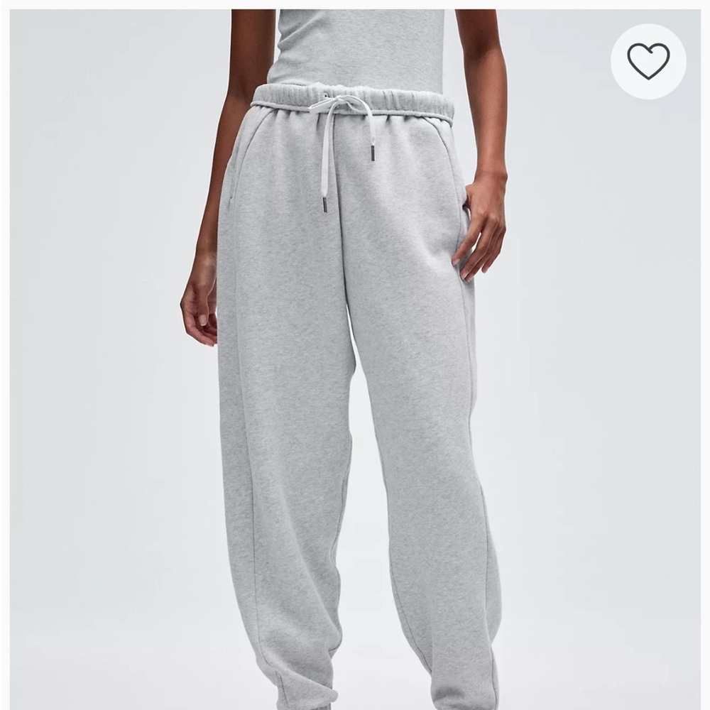 Scuba Mid-Rise Oversized Jogger *Short
Heather Core Ultra Light Grey Size Small
